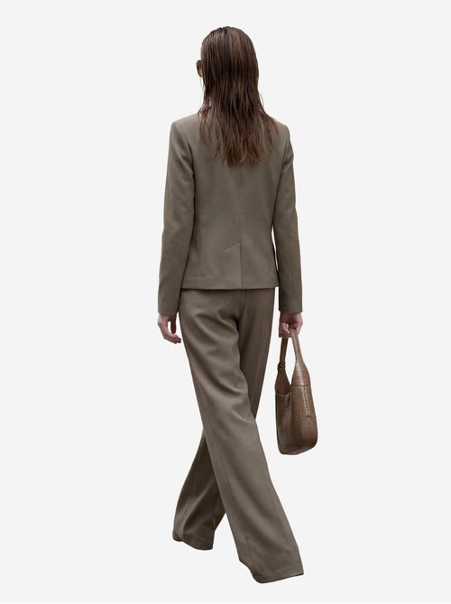Blazer com gola xaile e botões my fashion - Kiabi Blazer com gola xaile e botões my fashion - Kiabi
