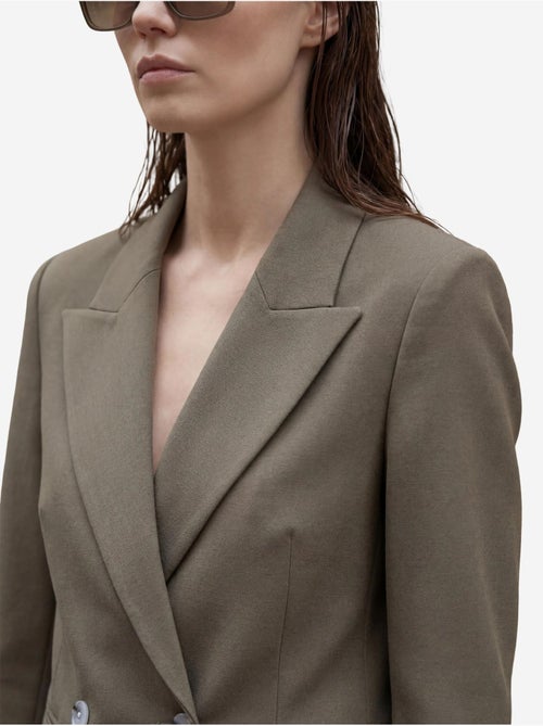 Blazer com gola xaile e botões my fashion - Kiabi Blazer com gola xaile e botões my fashion - Kiabi