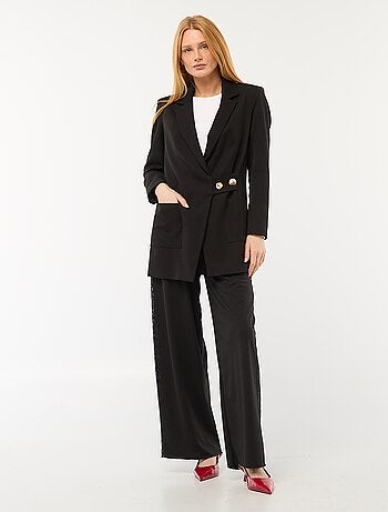 Blazer comprido com botões dourados martelados