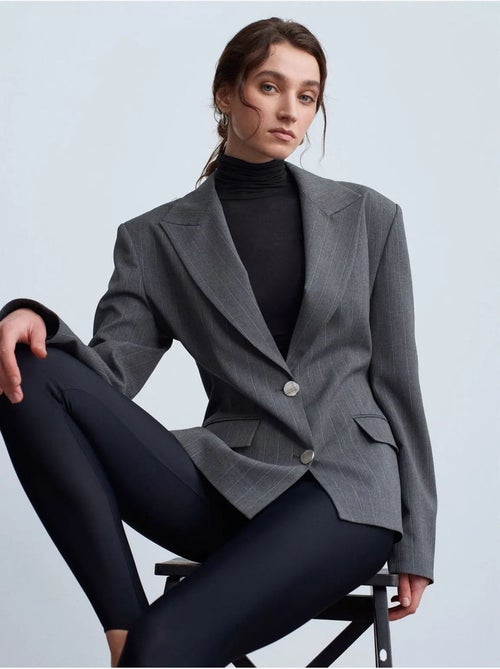 Blazer de crepe ajustado com gola xale dilvin - Kiabi Blazer de crepe ajustado com gola xale dilvin - Kiabi