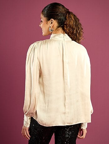 Blusa acetinada com gola alta franzida