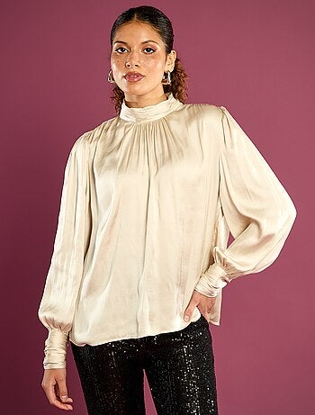 Blusa acetinada com gola alta franzida