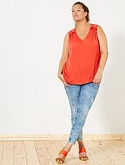 Blusa acetinada com pequenos folhos