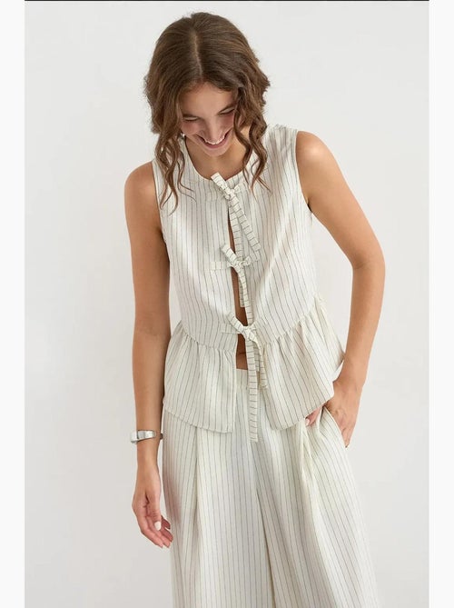 Blusa às riscas com gola redonda e sem mangas hiccup - Kiabi Blusa às riscas com gola redonda e sem mangas hiccup - Kiabi