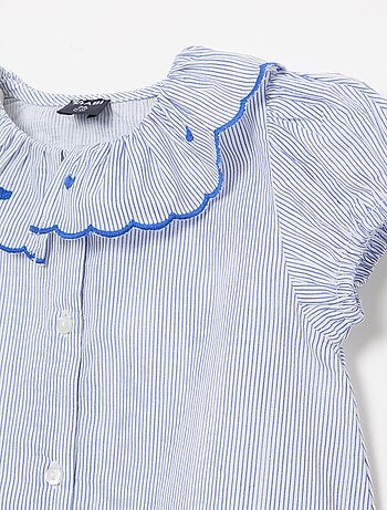 Blusa às riscas de manga curta e base com folhos
