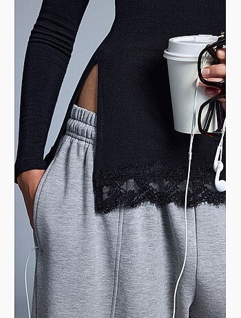Blusa assimétrica com detalhe em renda e manga comprida penti