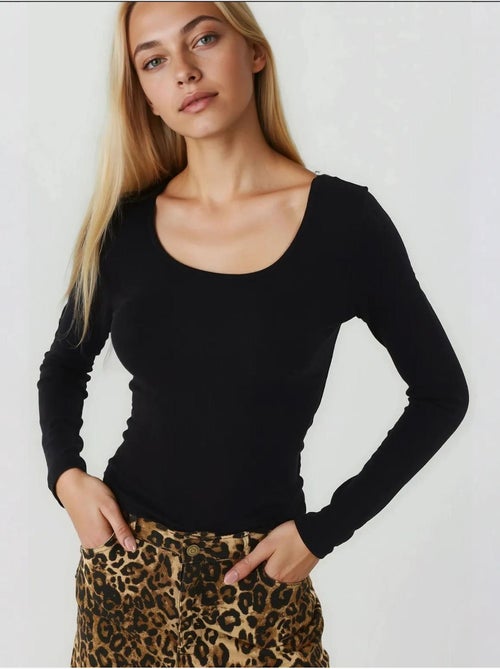 Blusa básica de malha com decote em u e manga comprida hiccup - Kiabi Blusa básica de malha com decote em u e manga comprida hiccup - Kiabi