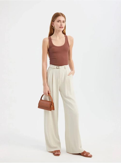 Blusa básica lisa com decote redondo hiccup - Kiabi Blusa básica lisa com decote redondo hiccup - Kiabi