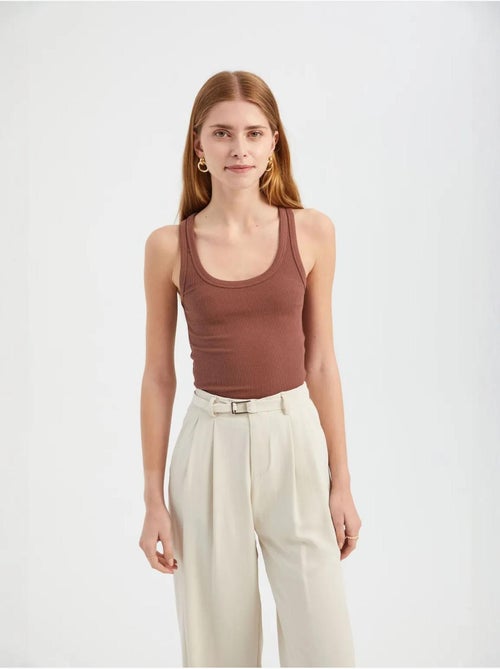 Blusa básica lisa com decote redondo hiccup - Kiabi Blusa básica lisa com decote redondo hiccup - Kiabi