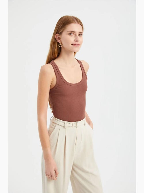 Blusa básica lisa com decote redondo hiccup - Kiabi Blusa básica lisa com decote redondo hiccup - Kiabi