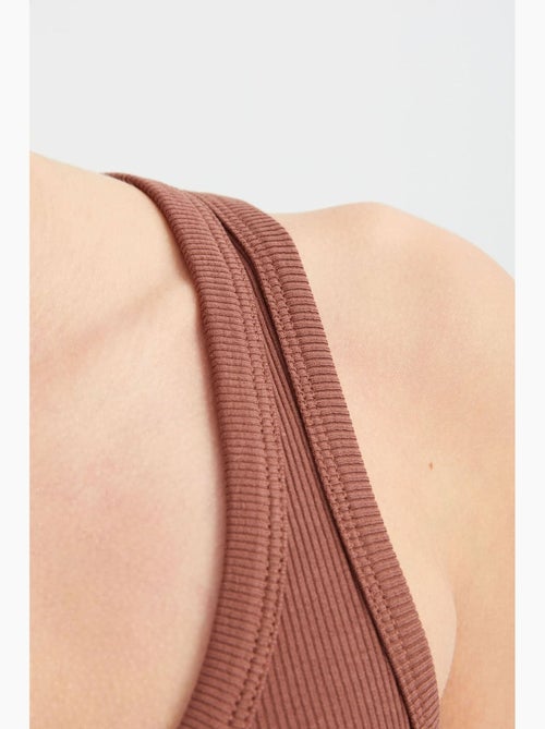 Blusa básica lisa com decote redondo hiccup - Kiabi Blusa básica lisa com decote redondo hiccup - Kiabi