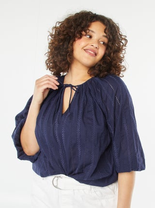 Blusa bordada com mangas 3/4