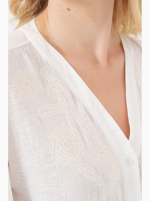 Blusa bordada decote em v com botões bdart - Kiabi Blusa bordada decote em v com botões bdart - Kiabi