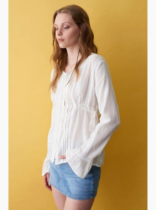 Blusa bordada decote em v tecida dilvin - Kiabi