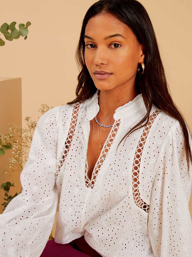 Blusa bordada e ajurada com gola em V Branco - Kiabi