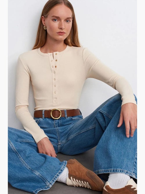 Blusa canelada com decote redondo e botões dilvin - Kiabi Blusa canelada com decote redondo e botões dilvin - Kiabi
