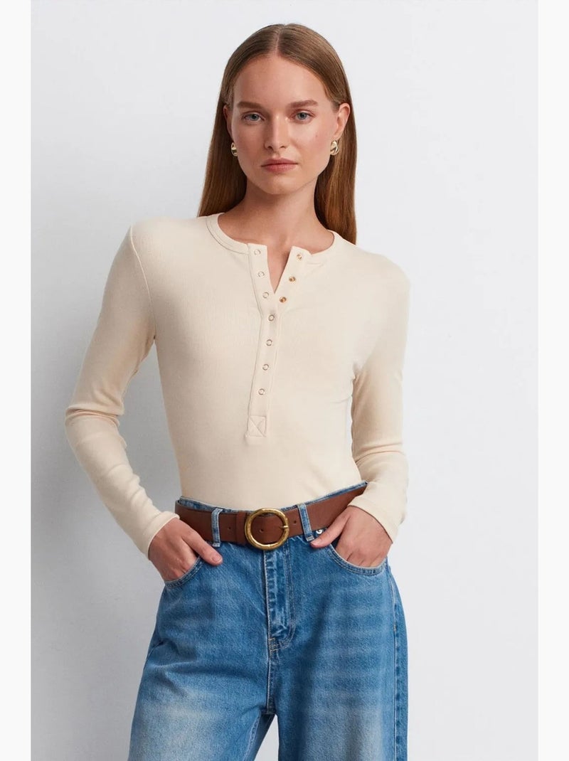 Blusa canelada com decote redondo e botões dilvin Creme - Kiabi
