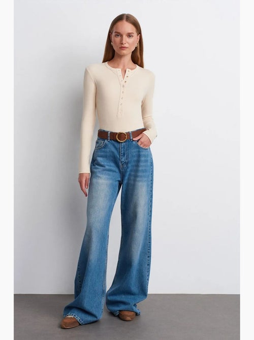 Blusa canelada com decote redondo e botões dilvin - Kiabi Blusa canelada com decote redondo e botões dilvin - Kiabi