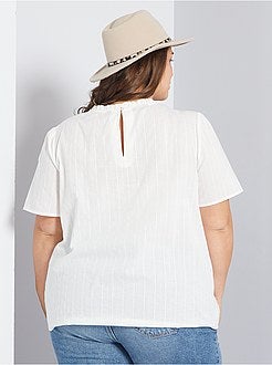 Blusa com bordado inglês - Kiabi