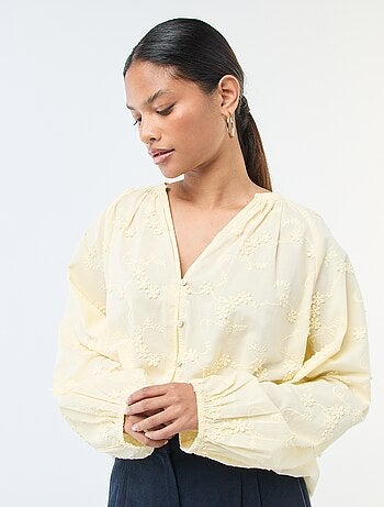 Blusa com bordados de flores