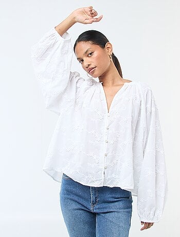 Blusa com bordados de flores