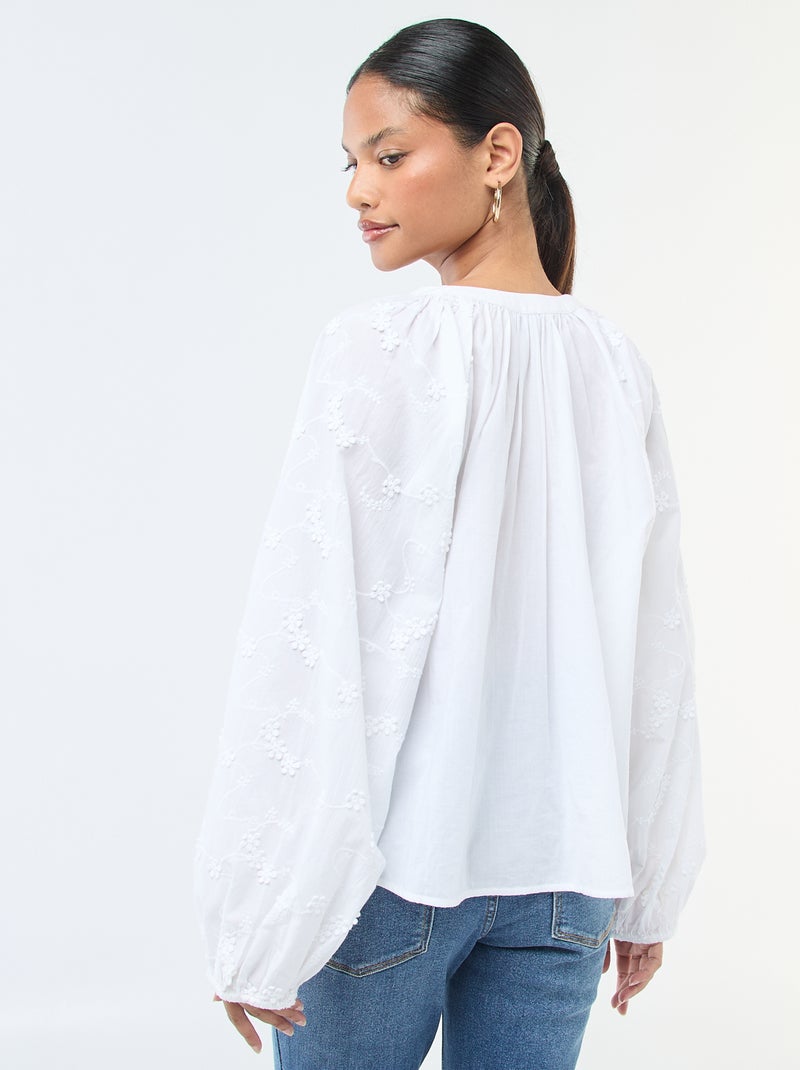 Blusa com bordados de flores Branco - Kiabi