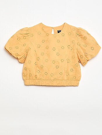 Blusa com bordados de flores e mangas curtas