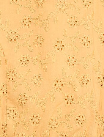 Blusa com bordados de flores e mangas curtas