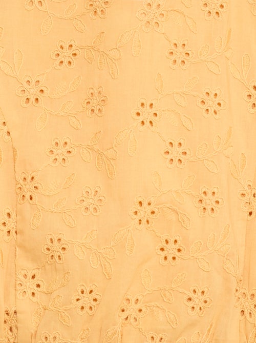 Blusa com bordados de flores e mangas curtas - Kiabi