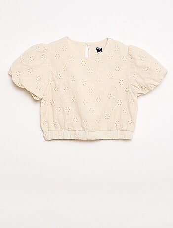 Blusa com bordados de flores e mangas curtas