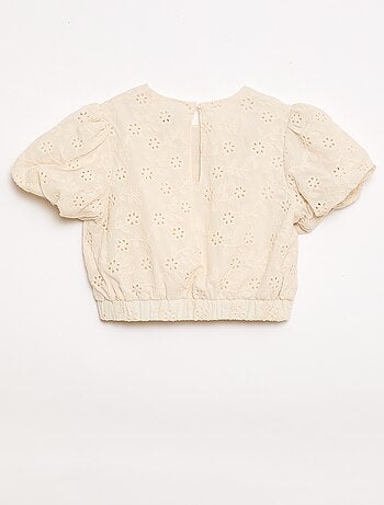 Blusa com bordados de flores e mangas curtas