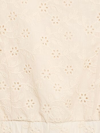 Blusa com bordados de flores e mangas curtas