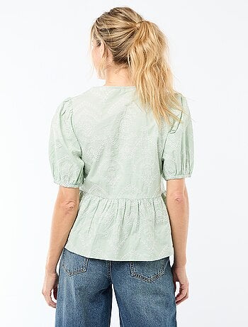 Blusa com bordados e base com folho