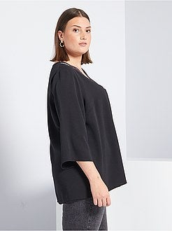 Blusa com decote bordado - Kiabi