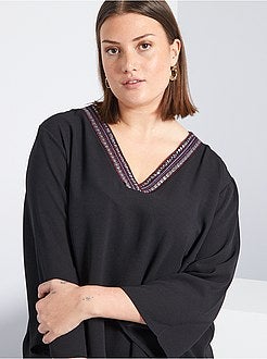 Blusa com decote bordado - Kiabi