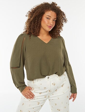 Blusa com decote em bico com pormenores de renda nas mangas