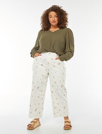 Blusa com decote em bico com pormenores de renda nas mangas