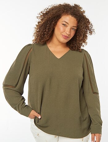 Blusa com decote em bico com pormenores de renda nas mangas