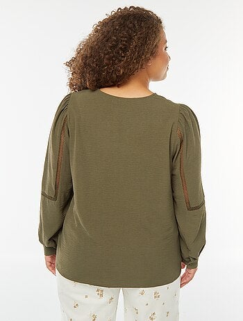 Blusa com decote em bico com pormenores de renda nas mangas