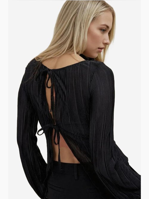 Blusa com decote em bico e alças atadas nas costas hiccup - Kiabi Blusa com decote em bico e alças atadas nas costas hiccup - Kiabi