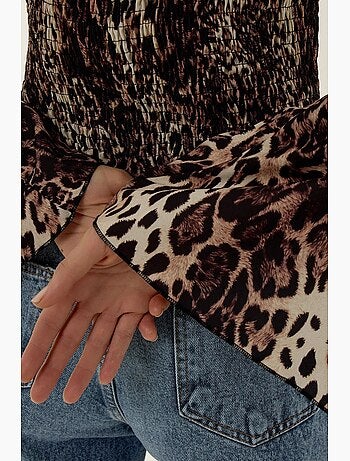 Blusa com decote em bico e estampado animal print com detalhe franzido hiccup