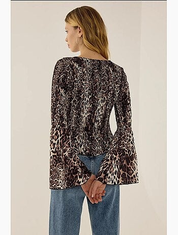 Blusa com decote em bico e estampado animal print com detalhe franzido hiccup