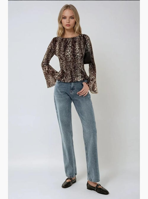 Blusa com decote em bico e estampado animal print com detalhe franzido hiccup - Kiabi Blusa com decote em bico e estampado animal print com detalhe franzido hiccup - Kiabi