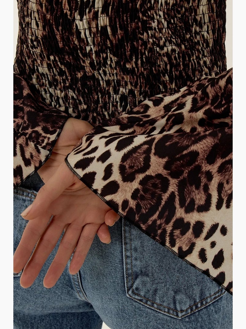 Blusa com decote em bico e estampado animal print com detalhe franzido hiccup Multicolorido - Kiabi