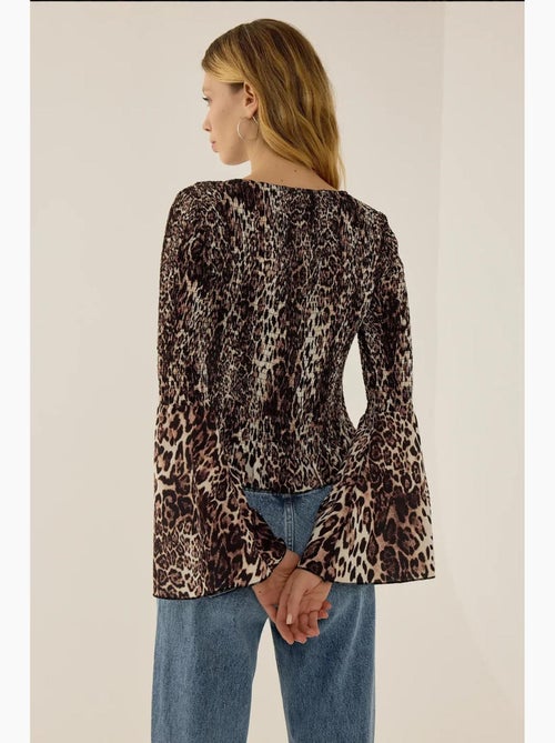 Blusa com decote em bico e estampado animal print com detalhe franzido hiccup - Kiabi Blusa com decote em bico e estampado animal print com detalhe franzido hiccup - Kiabi