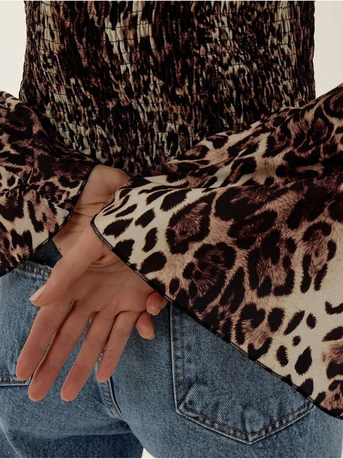 Blusa com decote em bico e estampado animal print com detalhe franzido - Kiabi Blusa com decote em bico e estampado animal print com detalhe franzido - Kiabi