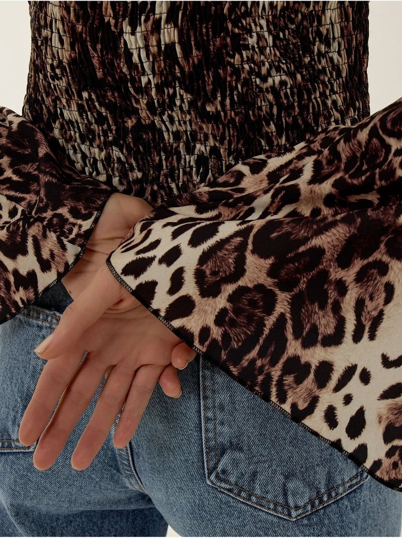 Blusa com decote em bico e estampado animal print com detalhe franzido Multicolorido - Kiabi
