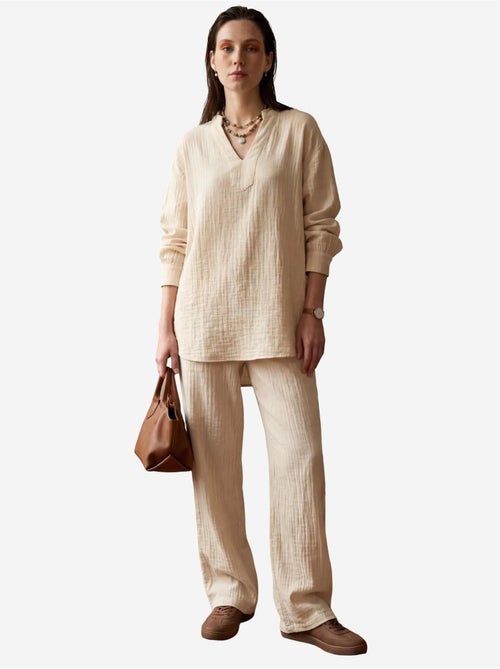 Blusa com decote em v e calças de perna larga em musselina conjunto de duas peças my fashion - Kiabi Blusa com decote em v e calças de perna larga em musselina conjunto de duas peças my fashion - Kiabi