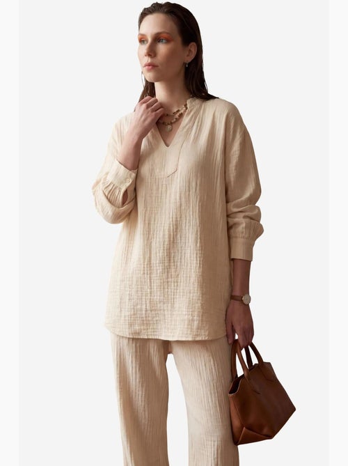 Blusa com decote em v e calças de perna larga em musselina conjunto de duas peças my fashion - Kiabi Blusa com decote em v e calças de perna larga em musselina conjunto de duas peças my fashion - Kiabi