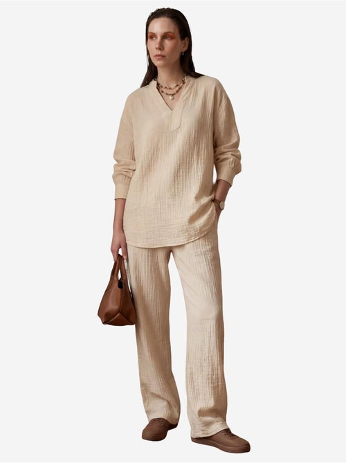 Blusa com decote em v e calças de perna larga em musselina conjunto de duas peças my fashion - Kiabi Blusa com decote em v e calças de perna larga em musselina conjunto de duas peças my fashion - Kiabi